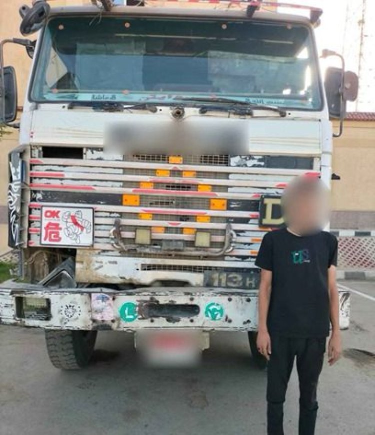 يعرض حياة المواطنين للخطر.. ضبط سائق نقل تناثرت حمولة سيارته على الطريق الدائري بالقاهرة