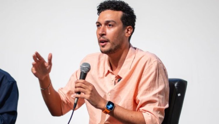 أحمد عبدالوهاب يكشف لأول مرة سبب لون بشرته في «ما لم يُحكَ عن بني مزار»