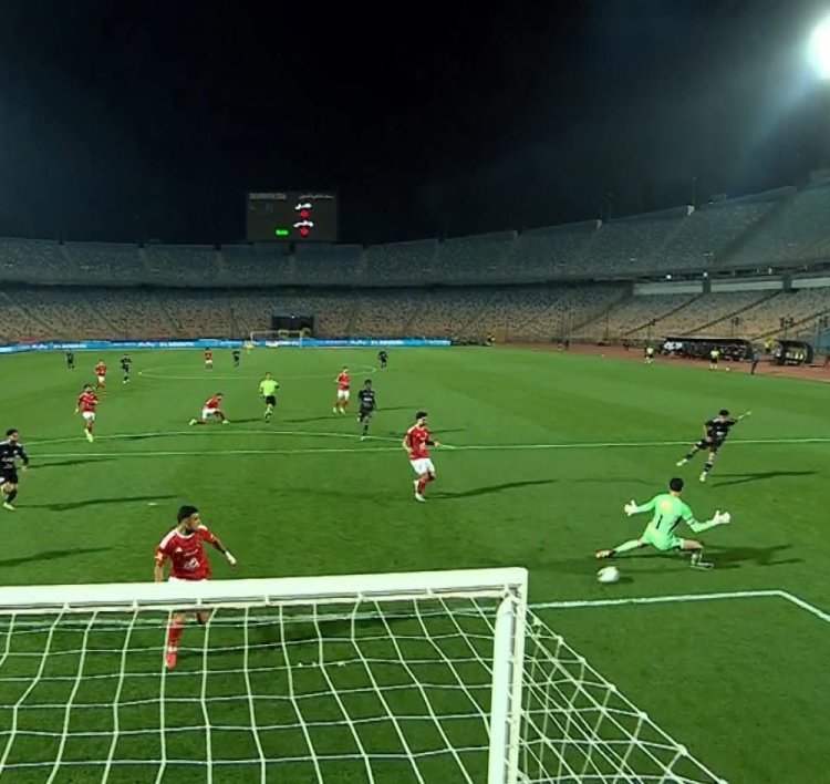 الأهلي يتعادل بصعوبة مع زد ويشعل صراع قمة الدوري