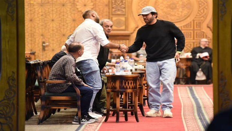 بدء عزاء السيناريست الراحل أحمد عبد الله بمسجد الشرطة في الشيخ زايد بحضور عدد كبير من نجوم الفن