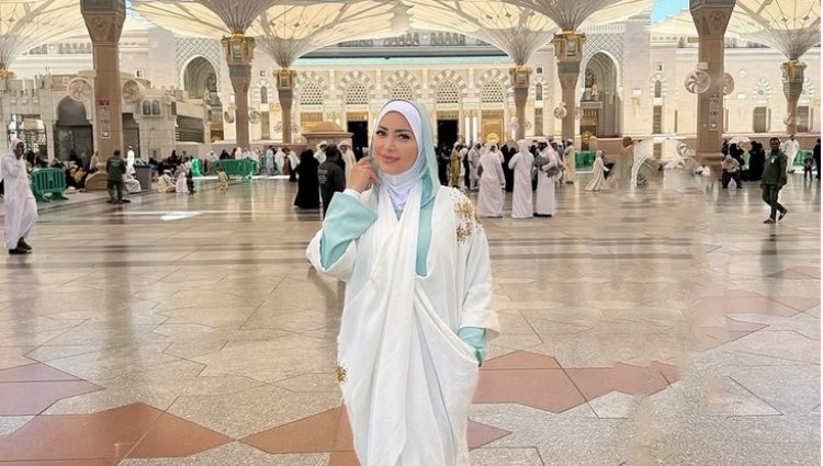"يا رب السلام للجميع".. نسرين طافش بالحجاب من داخل المسجد النبوي