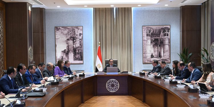 رئيس الوزراء يتابع موقف برنامج الطروحات الحكومية