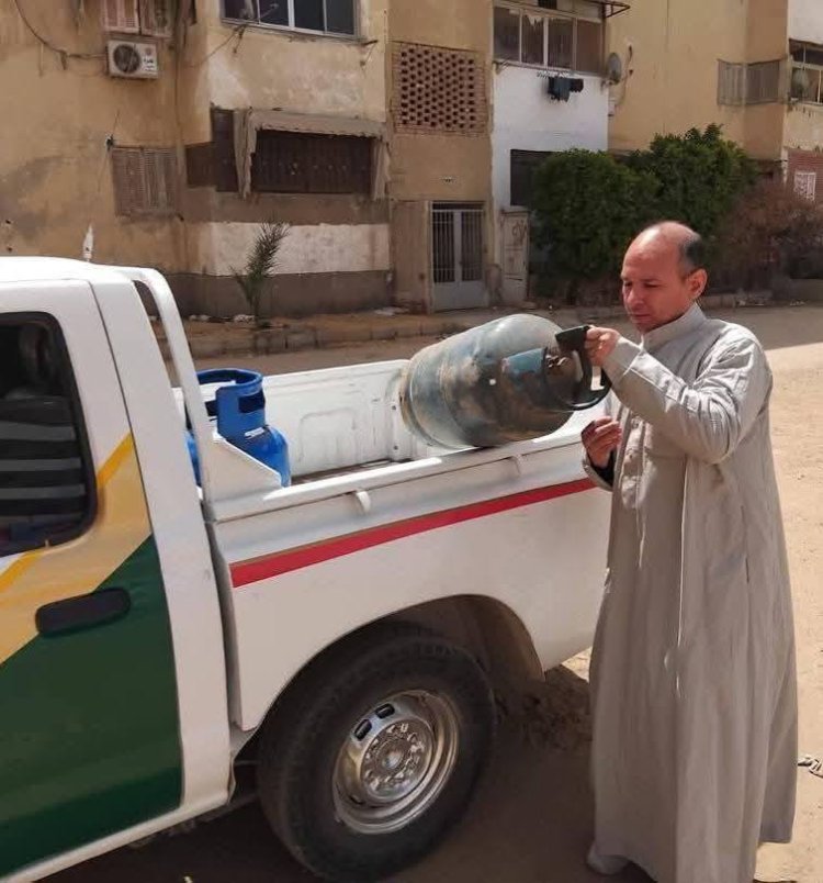 «لابس جلابية وشايل أنبوبة».. مفتش تموين يتنكر لضبط مخالفات بيع الغاز في السويس