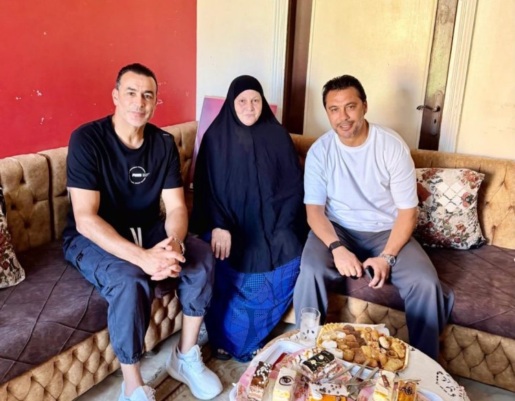 الحضري وأحمد حسن يزوران والدة محمد عبدالوهاب بالفيوم