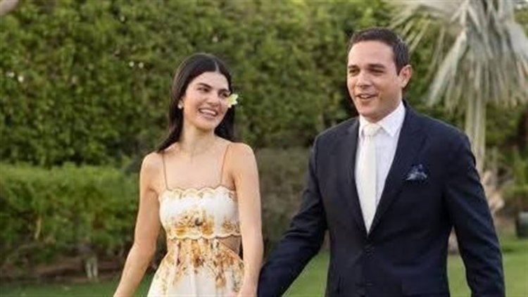 "الوسامة وراثة من جده"..ظهور لافت لحفيد أحمد رمزي في حفل زفافه برفقة الدته