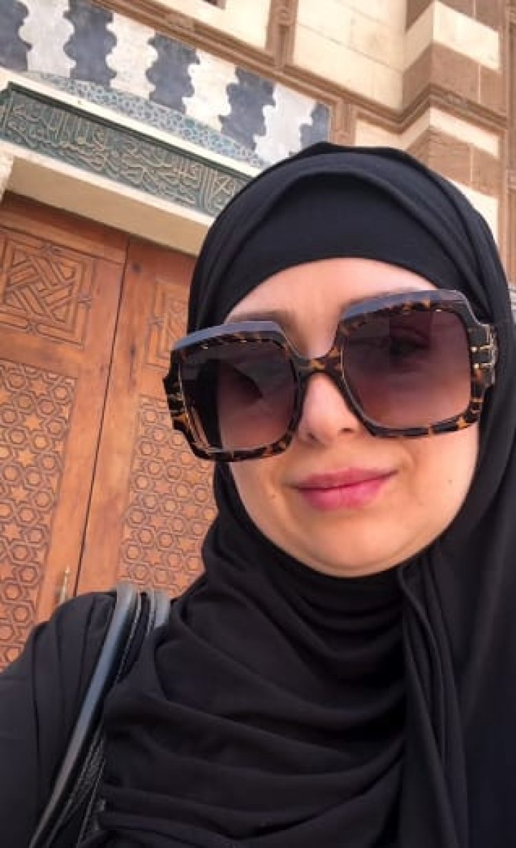 هبة مجدي تشارك صورًا لها من مسجد السيدة نفيسة: يوم جميل