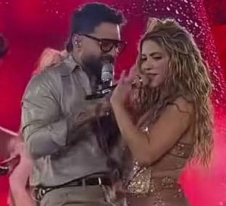 شاكيرا تثير الجدل برقصها مع النجم الكولومبي مالوما في حفلها قبل الأخير بمدريد