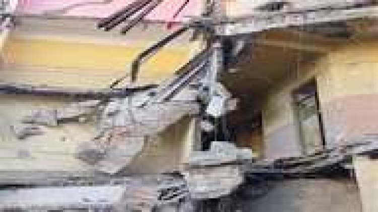 انهيار جزئي لعقار قديم خالٍ من السكان في روض الفرج