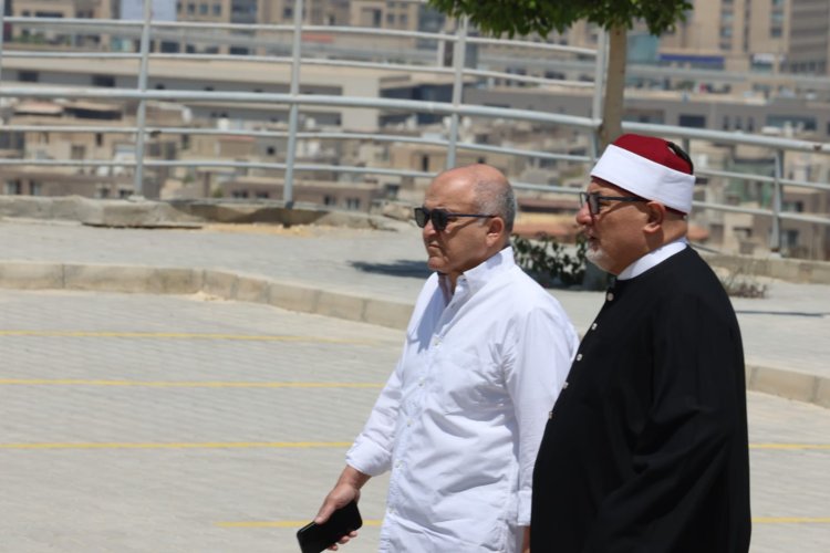 توافد شخصيات عربية ودينية وممدوح عباس على كرسي متحرك لتشييع جنازة هاني شاكر