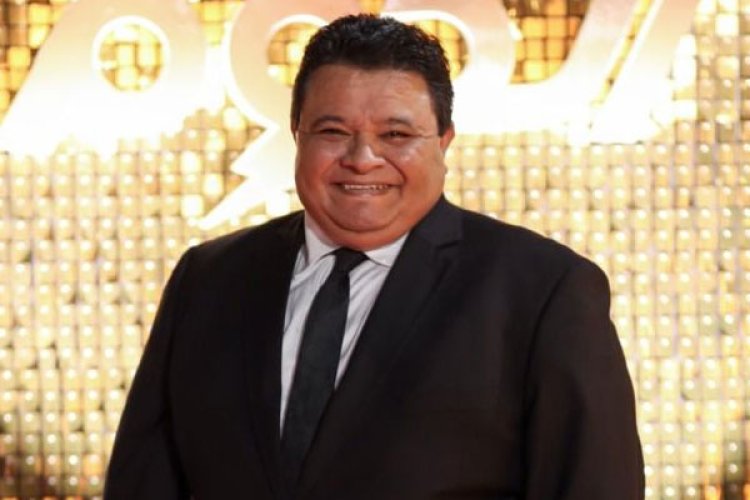 خالد جلال يدعم منى زكي بعد أزمة فيلم "الست": “مين بيشكك في نجوم مصر؟”