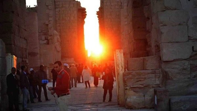إيذانًا ببدء فصل الشتاء.. العالم يحتفل بتعامد أشعة الشمس على قدس الأقداس في معبد الكرنك بالأقصر