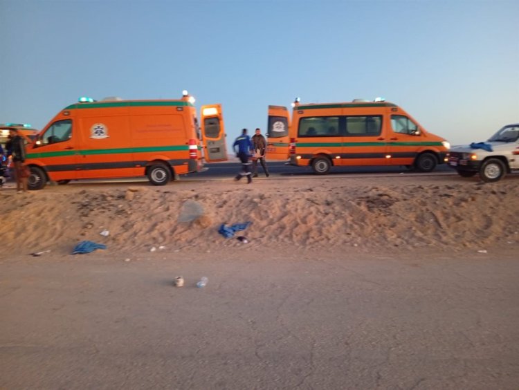 إصابة 30 شخصًا في انقلاب أتوبيس لنقل الركاب بالوادي الجديد.. والدفع بعدد كبير من سيارات الإسعاف