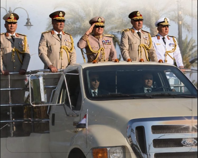 بالزي العسكري.. الرئيس السيسي يتفقد مقر القيادة الاستراتيجية ويحيي قوات الاصطفاف