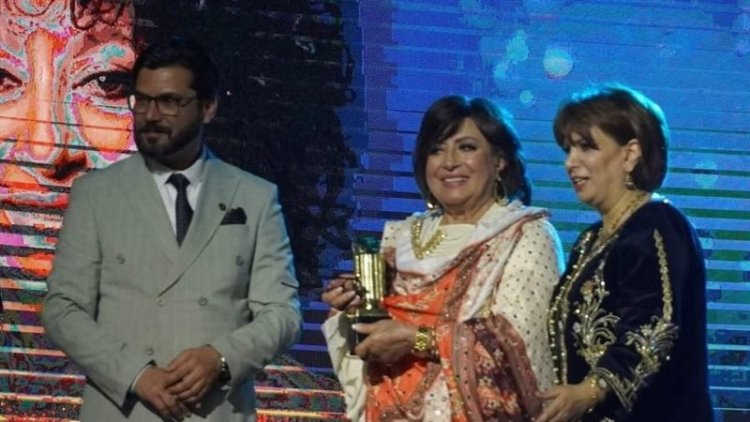 حنان مطاوع تحتفي بتكريم والدتها سهير المرشدي في مهرجان عنابة بالجزائر