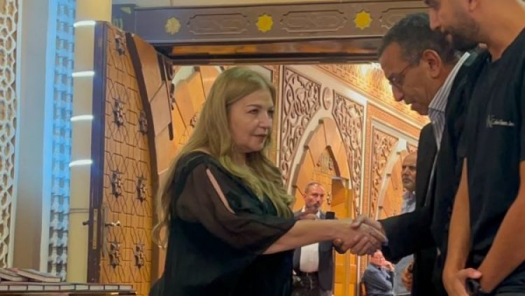 عبير منير ومجدي بدر أول الحاضرين في عزاء زوجة أيمن سلامة