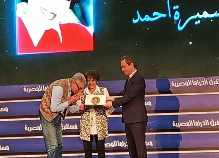 محمود حميدة يقبل يد سميرة أحمد خلال تكريمها بـ «وسام ماسبيرو للإبداع»