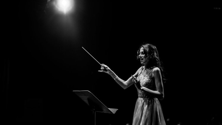 أمل القرمازي تقود أوركسترا "مزيكا" في سلسلة حفلات مكتملة العدد