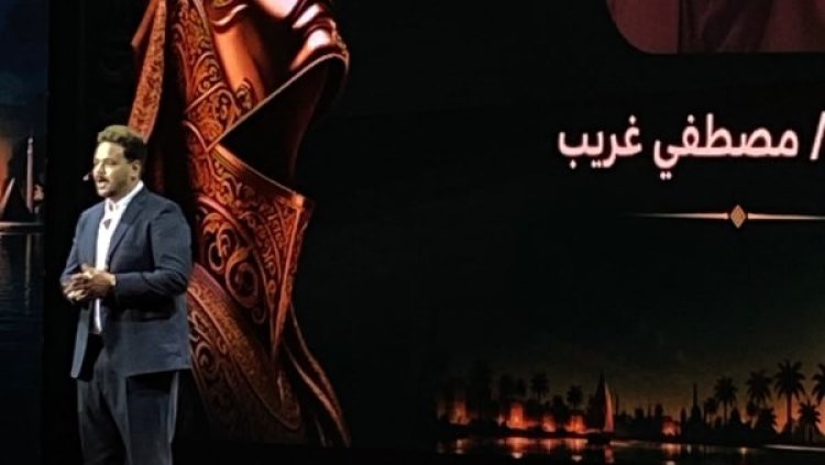 مصطفى غريب يخطف الأنظار في افتتاح مهرجان نقابة المهن التمثيلية للمسرح المصري بمدينة زويل