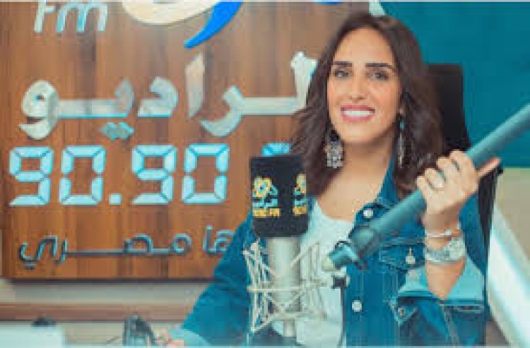 فاطمة مصطفى مذيعة برنامج «الراديو بيضحك» على راديو «9090» تحتفل بعيد الإذاعة المصرية