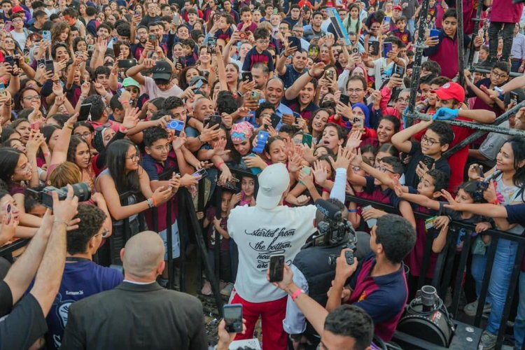 تامر حسني يعلق على حفله الأخير في إحدى المدارس وحب الأطفال له