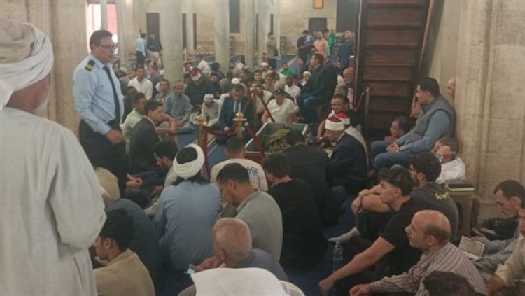 قبل الصلاة عليه.. طلاب الدكتور أحمد عمر هاشم يلتفون حول جثمانه في مسجد الأزهر