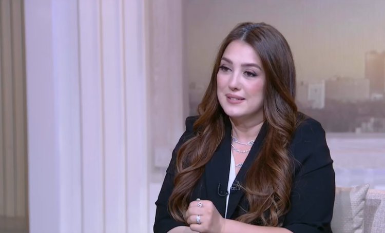 كندة علوش تكشف سر إرتدائها لقفاز ضاغط على ذراعها بعد إجراء جراحة ورم "الثدي"