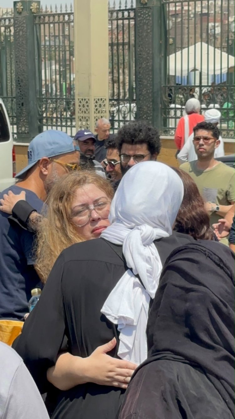انهيار المخرجة آيتن أمير خلال تشييع جنازة والدتها