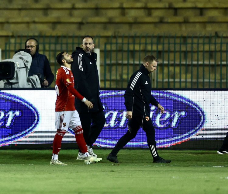 بعد تبديله اضطراريا.. طبيب الأهلي يوضح الحالة الطبية لكريم فؤاد