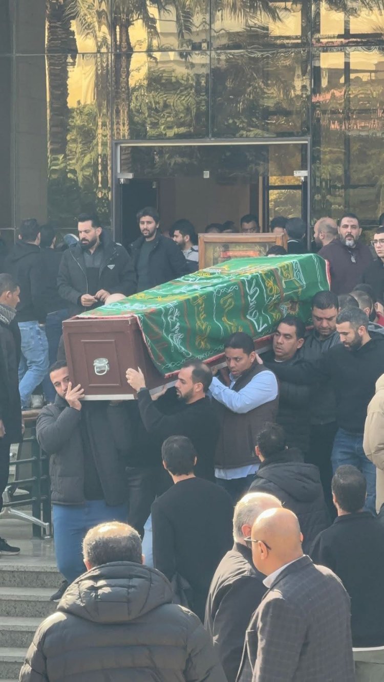 " مش قادرة تمشي"..  لحظات انهيار نشوى مصطفى في جنازة زوجها "صور"