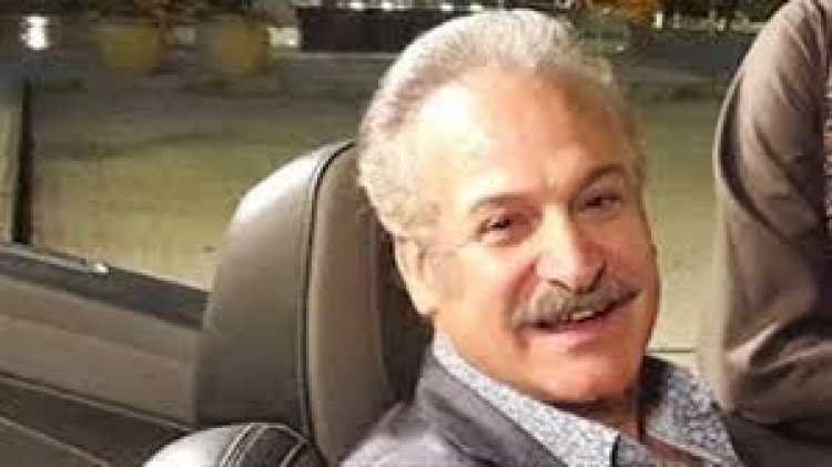 المخرج عمر زهران يصل إلى منزله بعد إنهاء إجراءات خروجه من قسم شرطة الدقى