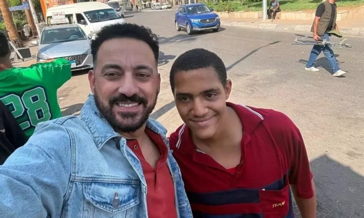 طلباته أوامر.. دياب يلتقط صورة مع معجب في شوارع مصر الجديدة