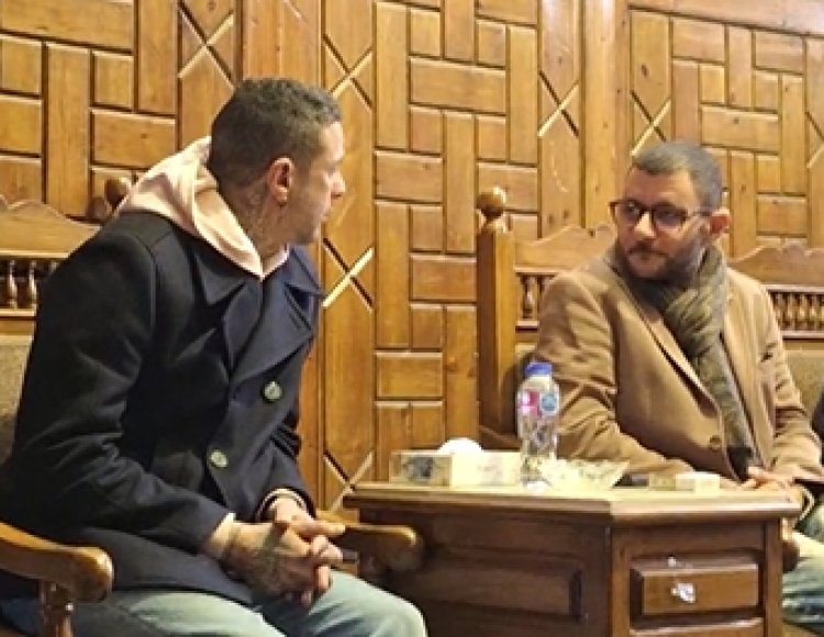 الحزن يسيطر عليه.. أحمد الفيشاوي برفقة شقيقه من عزاء والدته سمية الألفي