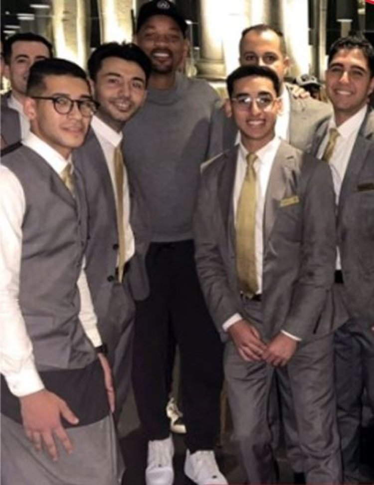 ويل سميث يستمتع بإجازته في مصر ويزور مطعمًا شهيرًا بالتجمع الخامس