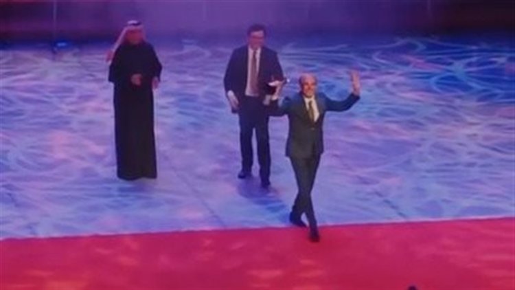محمد صبحي يتألق برقصة لافتة خلال تكريمه في افتتاح مهرجان المسرح العربي