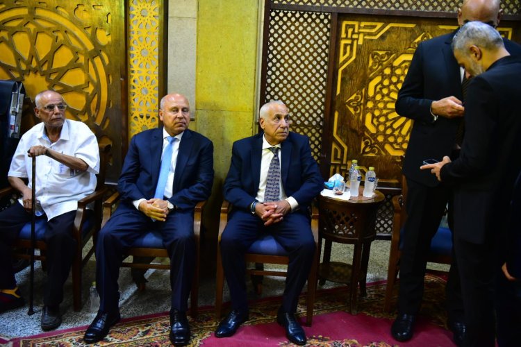 وزير النقل "كامل الوزير" يقدم واجب العزاء في الراحل محمد صبري