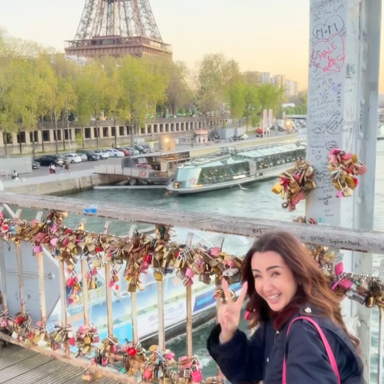 ​«قفل الحب» يثير الجدل.. هنا الزاهد تخطف الأنظار في باريس وتستعيد أسطورة «جسر العشاق»