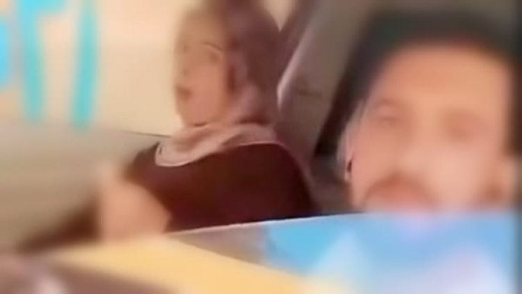 وجدها بتفطر معه..  فيديو متداول لزوج يفاجئ زوجته داخل سيارة مع رجل غريب
