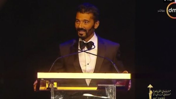 "سعيد بتكريمي.. والجائزة أهديها لأولادي وزوجتي" خالد النبوي يتألق في مهرجان القاهرة السينمائي
