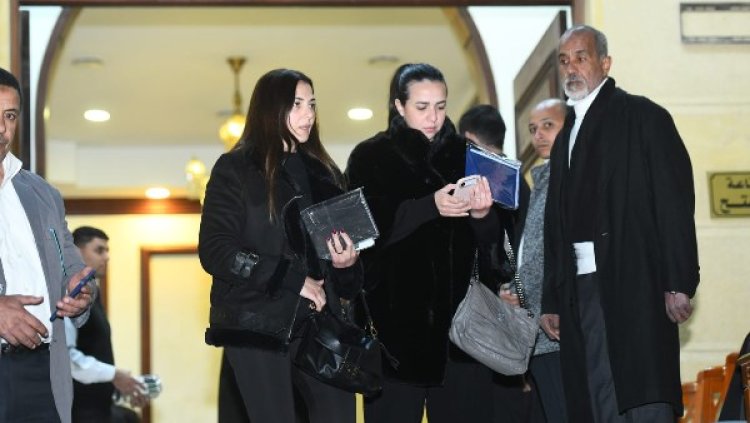 أبرزهم دنيا وإيمي سمير غانم  ومحمد التاجي.. لقطات من عزاء شقيق الممثلة شيرين