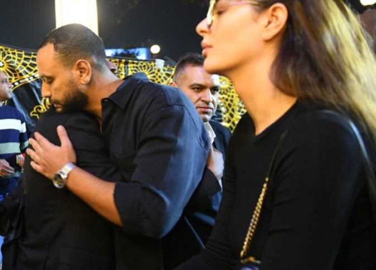 هنادي مهنا وأحمد خالد صالح يظهران سويًا في عزاء والد محمد رمضان بعد شائعات الانفصال