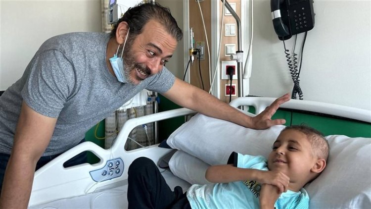 زيارة إنسانية.. الفنان أحمد عزمي يدعم الأطفال مرضى السرطان