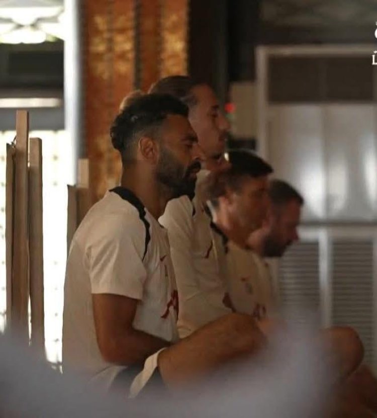 صورة الكابتن محمد صلاح مع زملائه فى معبد إيكوين البوذى فى اليابان تثير جدلاً كبيراً على السوشيال ميديا