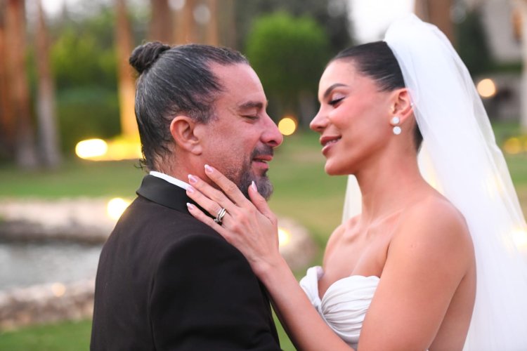 المخرج هادي الباجوري وعروسه هايدي خالد يسقطان أرضًا من شدة الرومانسية في الرقصة الأولى