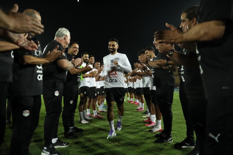 ممر شرفي في استقبال محمد صلاح بمعسكر المنتخب | صور