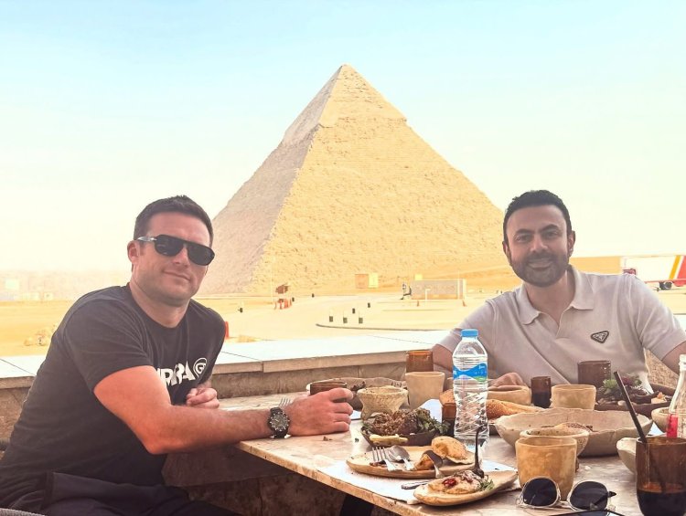 سكوت إيستوود "ابن الطيب" يزور مصر في رحلة سياحية برفقة محمد كريم