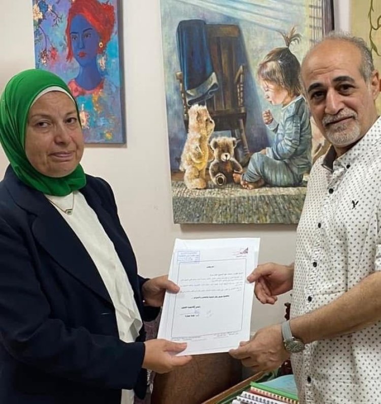 الفنان التشكيلي مدحت مراد يُهدي إحدى لوحاته لأكاديمية الفنون.. وغادة جبارة تُكرّمه بشهادة تقدير
