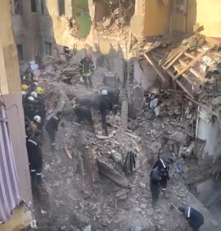 لليوم الثاني على التوالي  ...الحماية المدنية تبحث عن المفقودين أسفل عقارات إمبابة المنهارة 