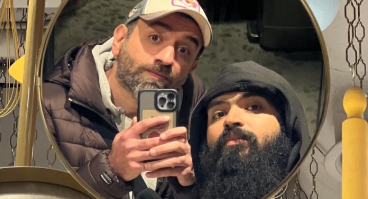 رغم اتهامه بتقديم محتوى مبتذل.. المخرج عمرو سلامة يدافع باستماته عن البلوجر محمد عبد العاطى