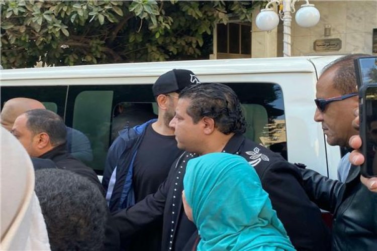 "صديق والده".. انهيار ابن شعبان عبد الرحيم في جنازة أحمد عدوية