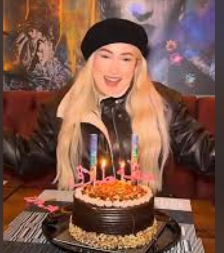 المؤثرة الجزائرية سارة حنانة تحتفل بطلاقها وخلعها الحجاب في يوم عيد ميلادها